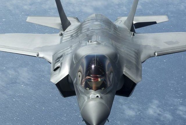 برطانوی F-35لڑاکا طیارہ سمندرمیں گرکرتباہ